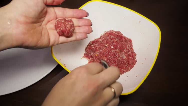 Roll balls of minced meat to make soup