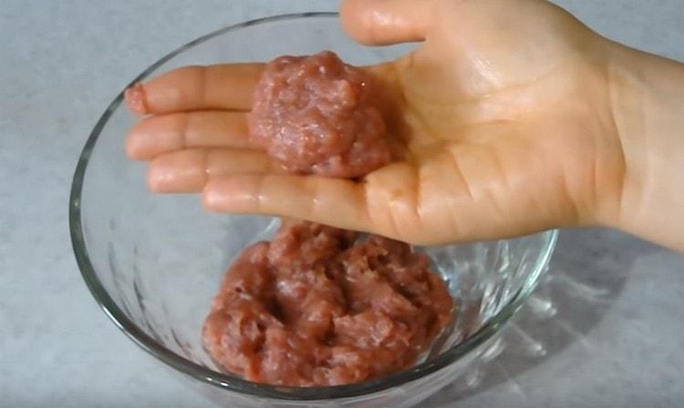 Nous formons de petites boulettes à partir de viande hachée.