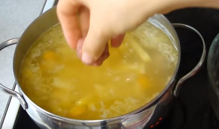 Il est temps d'ajouter des boulettes de viande à la soupe.