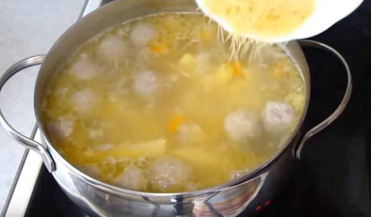 At the end of cooking, pour vermicelli into the soup.