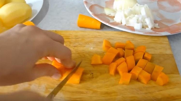 Cut the carrots into slices.