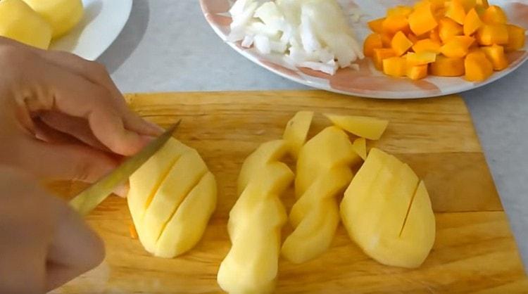 Cut the potatoes into pieces.