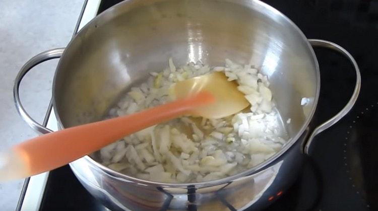 Freír la cebolla en aceite vegetal directamente en una sartén con un fondo grueso.