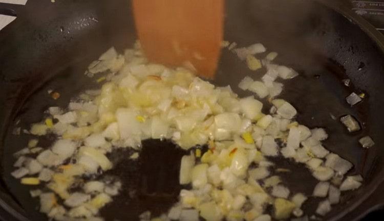 Cocinar freír a base de cebolla.