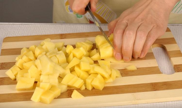 Épluchez et coupez les pommes de terre en morceaux.