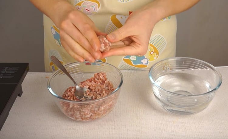 À l'aide d'une cuillère à thé, nous formons les boulettes de viande.