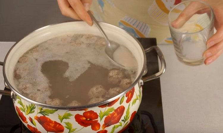 Nous envoyons les boulettes de viande à ébullition et après avoir fait bouillir le bouillon, nous retirons la mousse.