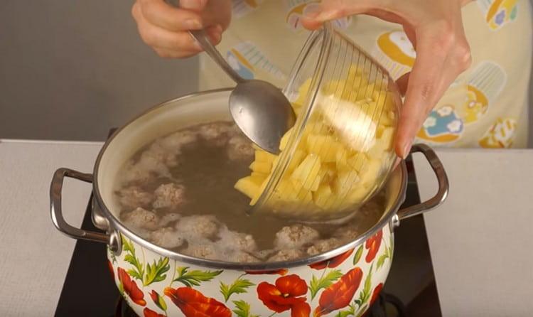 Ajoutez des pommes de terre à la soupe.