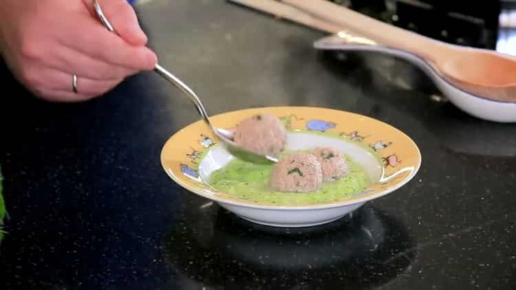 Deliciosa sopa de albóndigas de pavo lista
