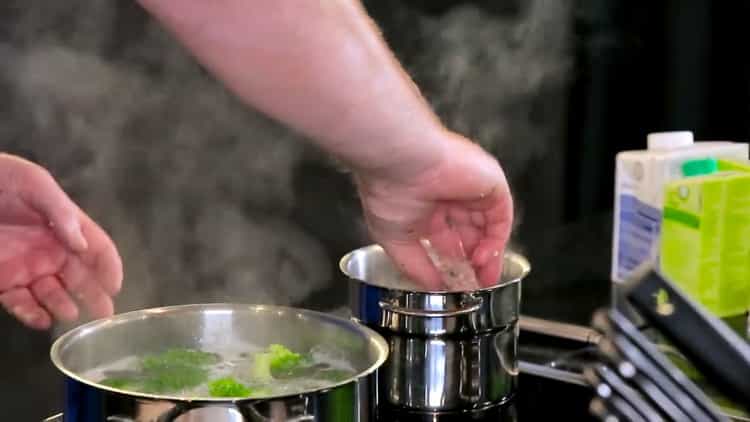 Hervir carne picada para hacer sopa de albóndigas de pavo