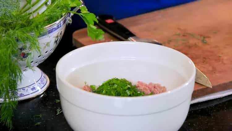 Pour cuire une soupe aux boulettes de viande de dinde, hacher les légumes verts