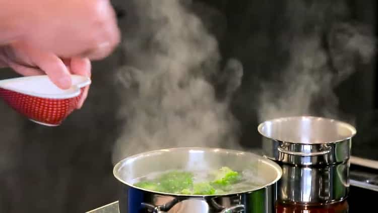Hervir el brócoli para hacer sopa de albóndigas de pavo