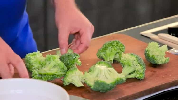 Para hacer sopa de albóndigas de pavo, corte el brócoli