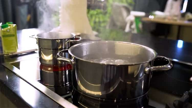 Para hacer sopa de albóndigas de pavo, coloque una olla de agua hirviendo