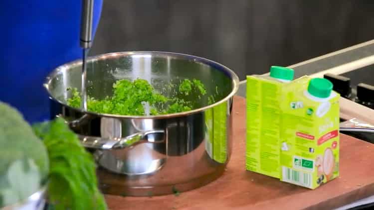 Moler el brócoli para hacer sopa de albóndigas de pavo