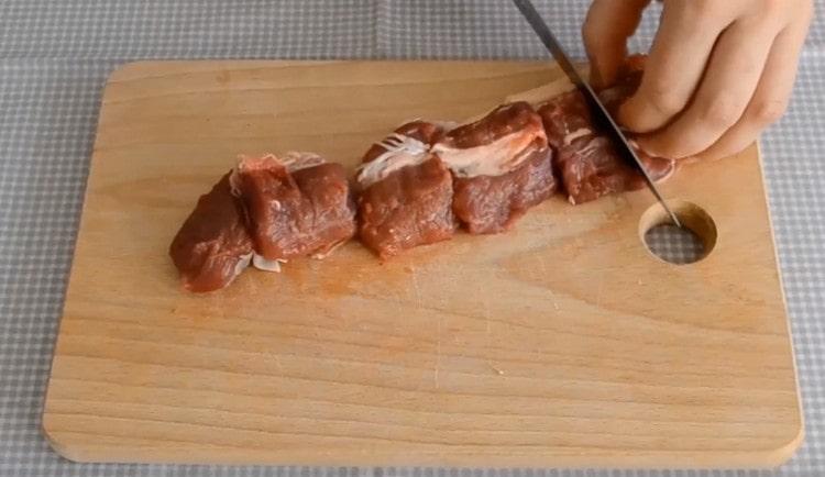 Cortar la carne en trozos pequeños.