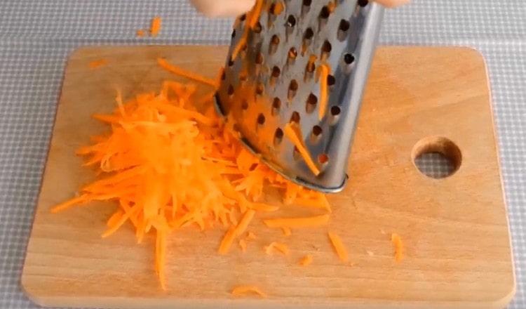 On a coarse grater we rub carrots.