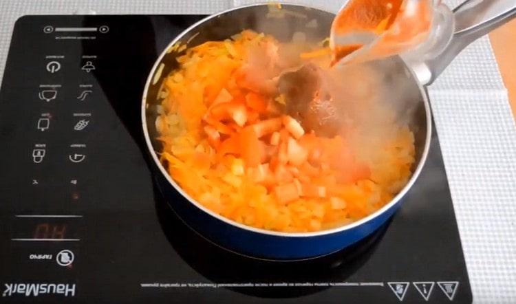 Ajoutez le poivron et la pâte de tomates à la rôtissage.