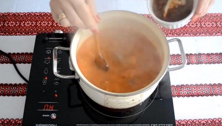 Ajoutez la sauce tkemali et les assaisonnements à la soupe.