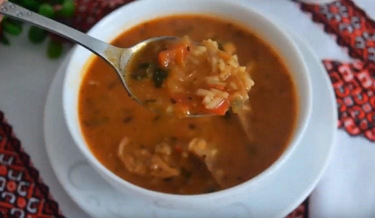 Como puede ver, la clásica sopa de kharcho de res con arroz es fácil de preparar.