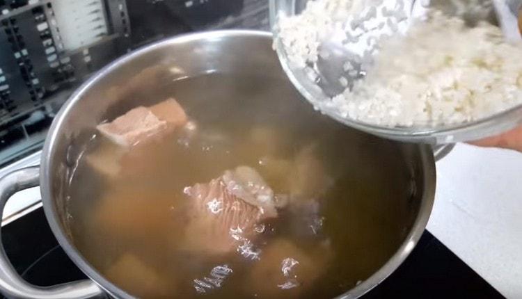 Ajoutez du riz à la future soupe.