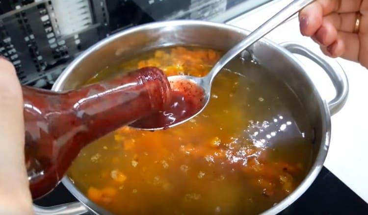Ajoutez 4-5 cuillères à soupe de tkemali.
