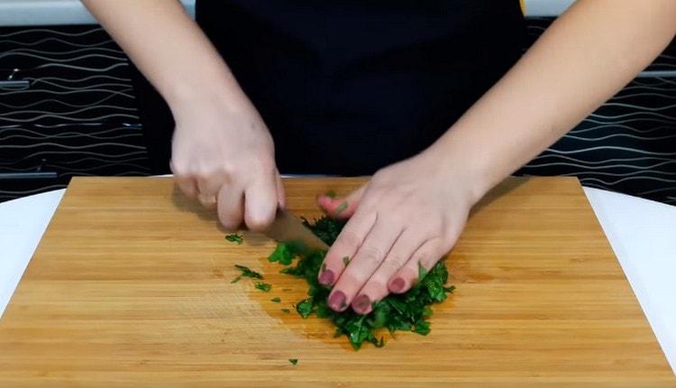 Namažite cilantro nožem.