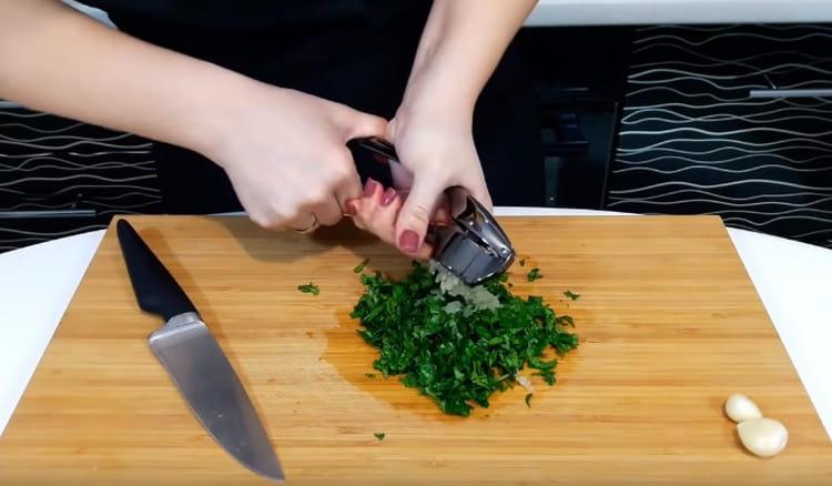 Ispecite češnjak izravno na zdrobljeni cilantro i sve temeljito izmiješajte.