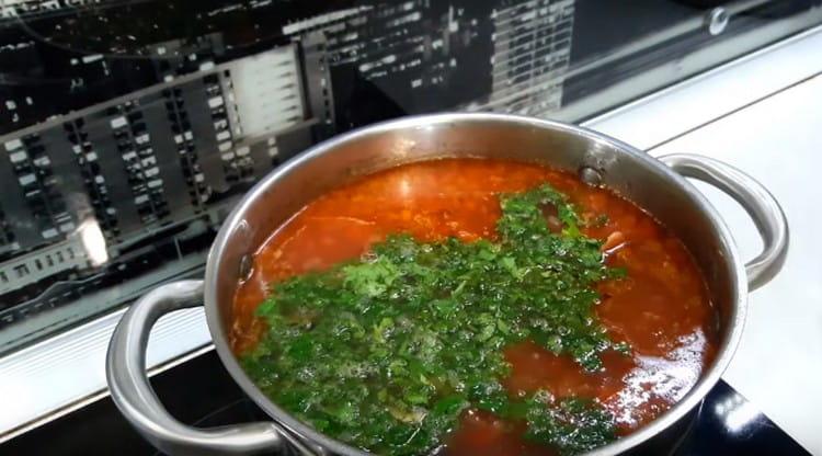Gotova juha začinjena cilantrom s češnjakom.