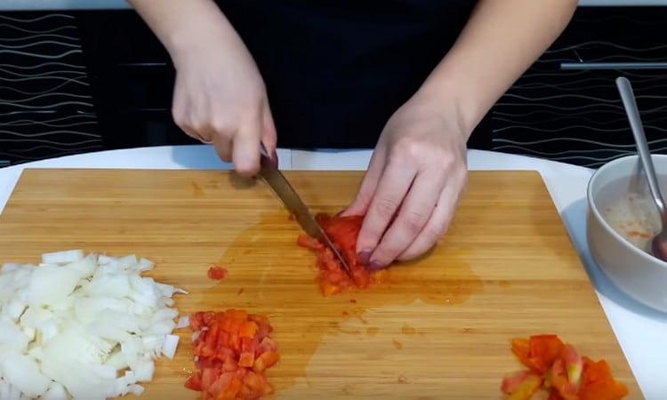 Couper la tomate en petits morceaux.