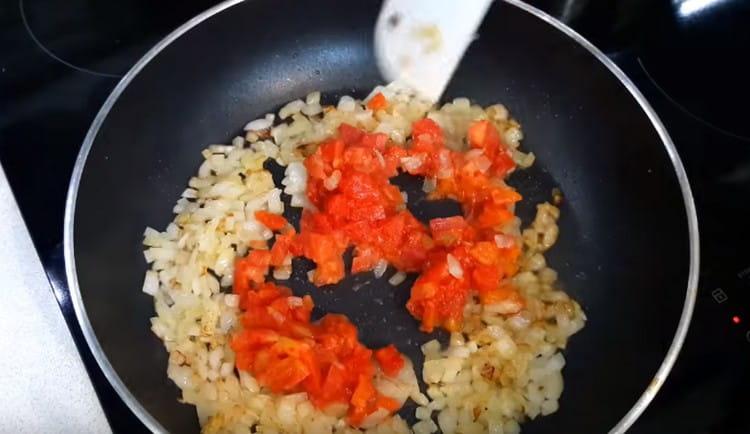 Ajouter les tomates hachées à l'oignon dans la casserole.