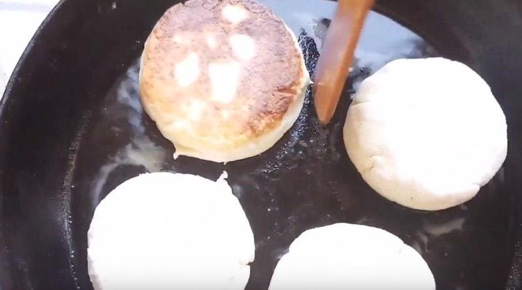 Frire les gâteaux au fromage des deux côtés pour obtenir une belle couleur dorée.