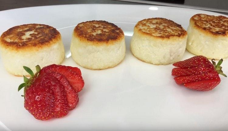 Comme vous pouvez le constater, les crêpes au fromage cottage avec semoule sont faciles à préparer.