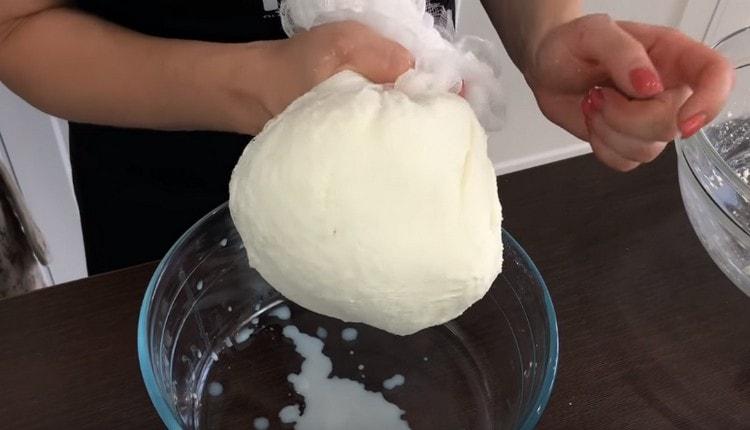 Si le fromage cottage est humide, enlevez l'excès de lactosérum.