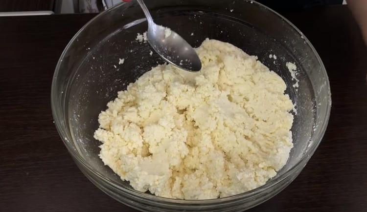 Mix the curd dough thoroughly.