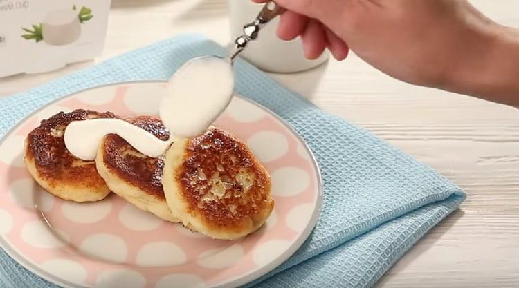 When serving, cottage cheese pancakes with banana can be sour cream.