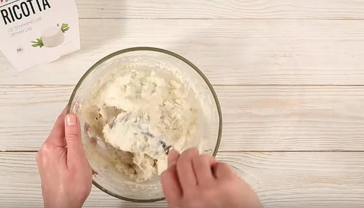 Thoroughly mix the curd with a banana.