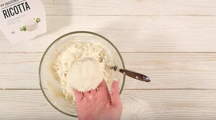 We form round cakes from the resulting dough.