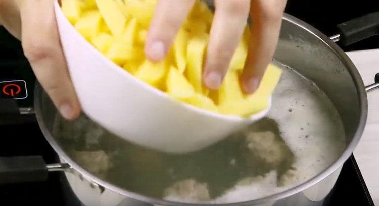 Ajoutez des pommes de terre à notre soupe.