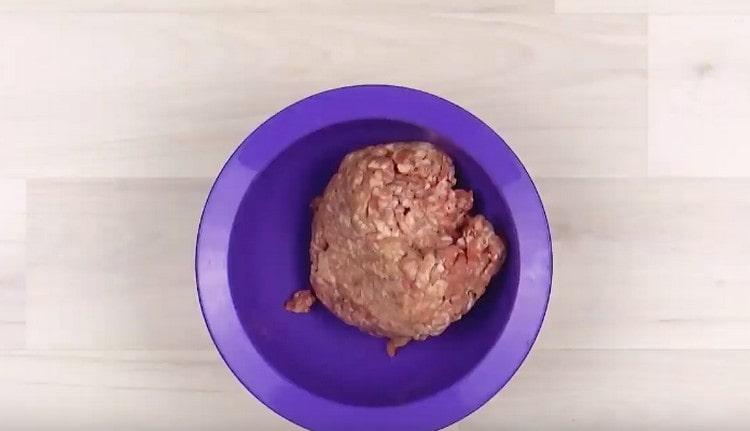 Mettez la viande hachée dans un bol.