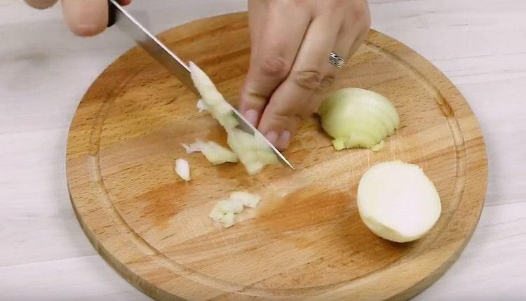 Moler la cebolla en el tablero.