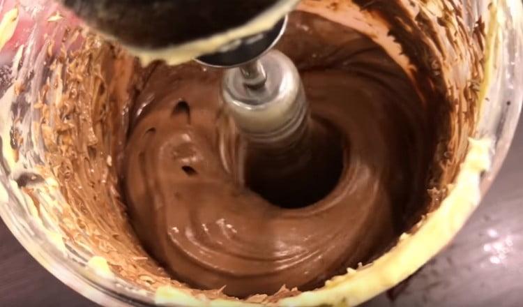 Interrumpimos la mantequilla con chocolate hasta que quede suave.