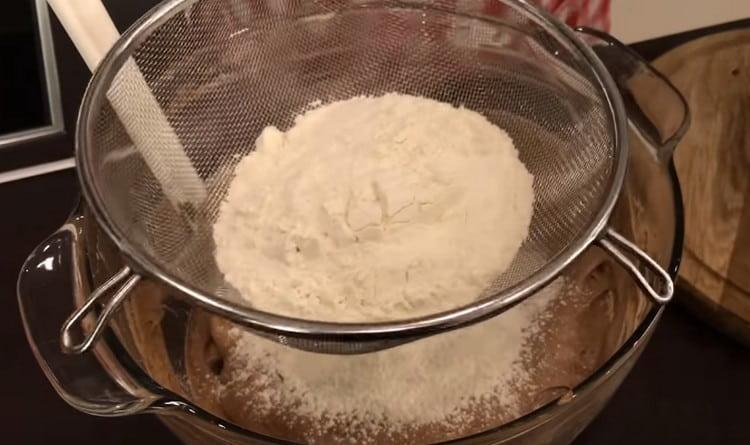 Sift the flour and gently mix the dough.