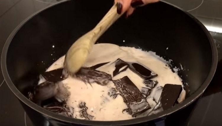 Stir the mass until the chocolate is completely dissolved.