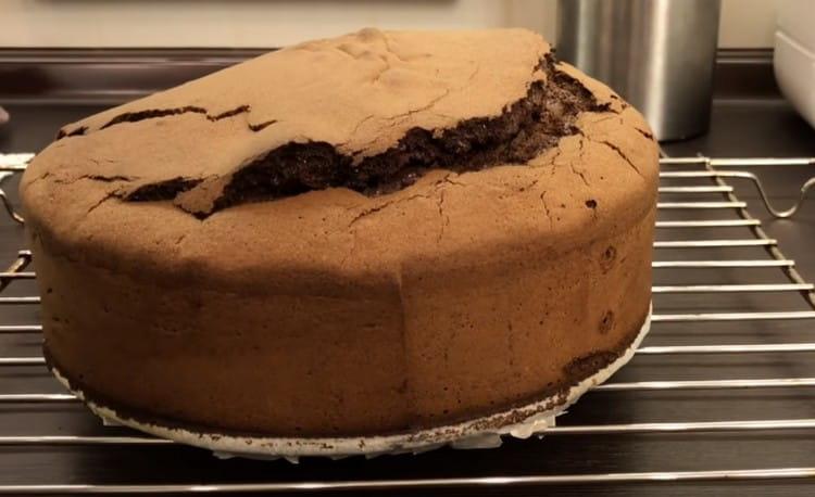 Retirez le gâteau du moule et laissez-le refroidir complètement.