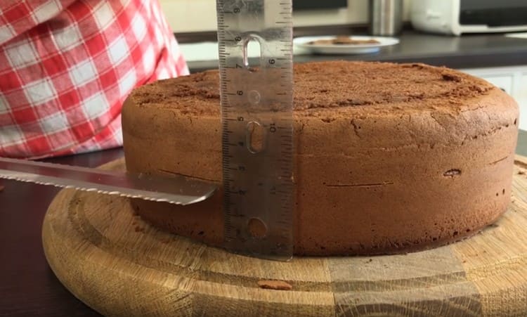 The cooled cake is cut into 2 parts.