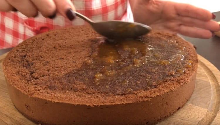 Smjesom temeljito zasičite krišku torte.