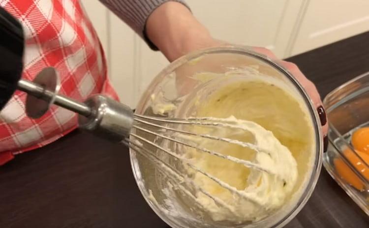 Na maslacu dodajte šećer od glazure i opet tuku.