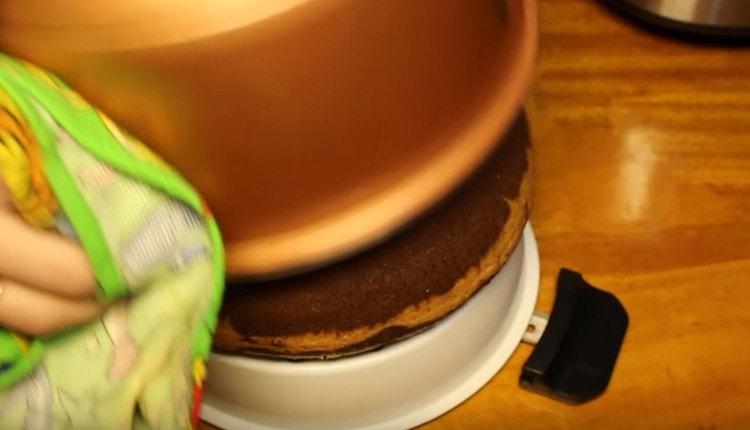 Carefully turn the cake over using a multicooker basket for steaming.