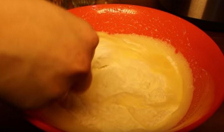 Enter the flour and mix the dough.